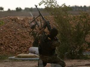 اثنان من قوات سوريا الديمقراطية يطلقان النار على طائرة بدون طيار يعتقدان انها تابعة لتنظيم الدولة الإسلامية في غرب مدينة الرقة
