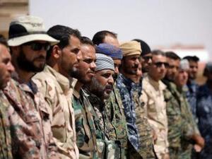 أعضاء من المجلس العسكري بدير الزور الذي يحارب تحت لواء قوات سوريا الديمقراطية يقفون في محافظة دير الزور
