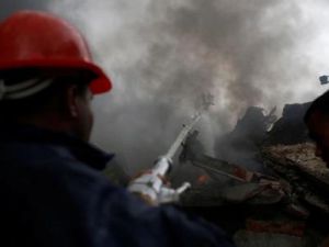 رجل إطفاء يشارك في إخماد حريق بمصنع للملابس خارج داكا يوم السبت
