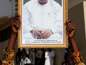 مؤيد للرئيس الجامبي المنتخب أداما بارو خلال تنصيبه أمام سفارة جامبيا في داكار 
