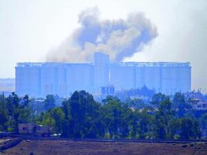 دخان يتصاعد اثر غارة جوية على درعا