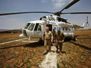 الموفد الاميركي الى السودان ستيفن كوتسيس اثناء جولة في اقليم دارفور
