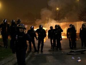 انتشار لشرطة مكافحة الشغب خلال مواجهات مع متظاهرين في بوبينيي

