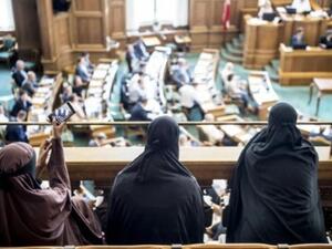 نساء منقبات يحضرن جلسة البرلمان الدنماركي في كوبنهاغن

