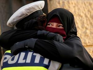 جدل في الدانمارك حول صورة شرطية احتضنت امرأة منقبة