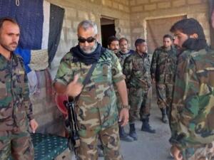 جنود سوريون في حي الحويقة في شمال مدينة دير الزور
