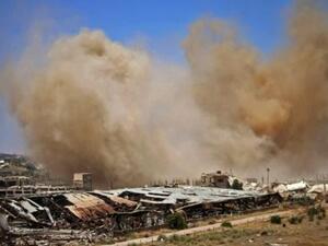 الدخان يتصاعد من مناطق خاضعة لسيطرة المعارضة السورية في محافظة درعا
