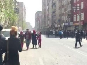 صورة لأناس يهرولون في شارع بعد انفجار بالقرب من مجمع تابع للشرطة في ديار بكر في تركيا يوم الثلاثاء
