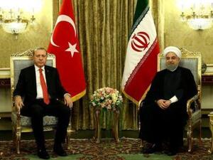 الرئيس التركي رجب طيب إردوغان (إلى اليسار) يلتقي بالرئيس الإيراني حسن روحاني في طهران يوم الأربعاء
