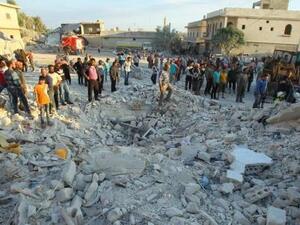 سكان في موقع تعرض لقصف جوي في إدلب
