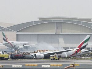 طائرة شركة طيران الإمارات التي اشتعلت النيران فيها بعد هبوطها اضطراريا في مطار دبي