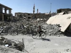 صبي يركب الدراجة الهوائية وسط الركام في دوما
