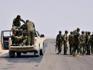 قوات موالية للحكومة السورية تتجمع على طريق في بير قباقب على بعد نحو 40 كلم غرب دير الزور

