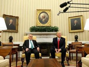 العبادي (إلى اليسار) خلال اجتماع مع ترامب في البيت الأبيض بواشنطن
