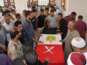 مصريون يشيعون في الاسماعيلية (شرق) جثمان الجندي محمد حسن الذي قتل في هجوم شنه جهاديون على تمركز للجيش المصري في العريش
