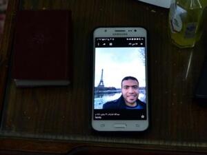 صورة لعبد الله الحماحمي المصري الذي يشتبه بانه منفذ اعتداء اللوفر على هاتف والده في منزلهم في المنصورة

