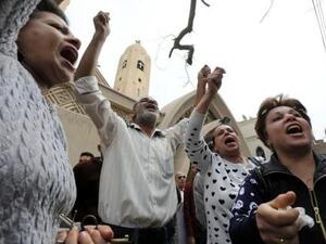 بعض أقارب ضحايا تفجير بكنيسة مار جرجس بطنطا عاصمة محافظة الغربية المصرية
