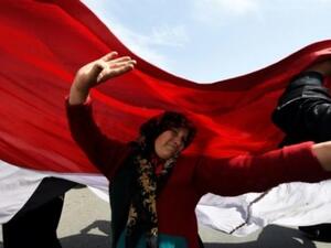 مصرية ترقص أمام مركز اقتراع في القاهرة

