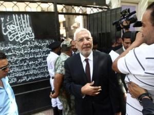 المرشح الاسلامي السابق للانتخابات الرئاسية في مصر عبد المنعم ابو الفتوح في لجنة انتخابية بالقاهرة قبل الإدلاء بصوته في الانتخابات الرئاسية في البلاد
