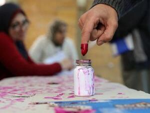 ناخب يضع إصبعه في الحبر داخل لجنة انتخابية في القاهرة في اليوم الثاني من انتخابات الرئاسة المصرية يوم الثلاثاء

