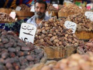 تمور معروضة للبيع في متجر بالعاصمة المصرية القاهرة مع اقتراب شهر رمضان
