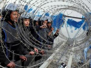 جنود يحرسون البرلمان في القاهرة
