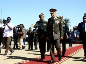 وزير الدفاع والإنتاج الحربي المصري محمد أحمد زكي ونظيره السوداني أحمد عوض بن عوف في الخرطوم
