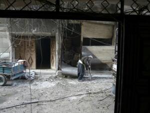 مسن سوري يبحث عن مكان آمن من القصف في بلدة حمورية

