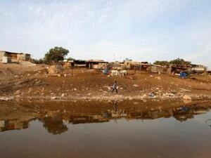 صبي يسير في قرية الخان الأحمر بالضفة الغربية المحتلة
