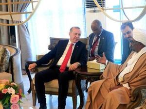 الرئيسان السوداني عمر حسن البشير والتركي رجب طيب إردوغان خلال محادثات في الخرطوم
