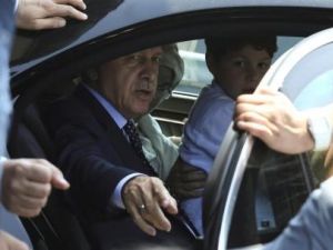 الرئيس التركي رجب طيب إردوغان داخل سيارة مع أفراد من عائلته بمطار اسطنبول

