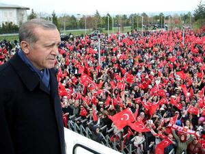 أردوغان الآن أمام خيار المواجهة أو التهدئة في بلد منقسم

