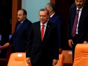 الرئيس التركي رجب طيب إردوغان في تجمع في البرلمان في مراسم لإحياء الذكرى الأولى للمحاولة الانقلابية الفاشلة في أنقرة 
