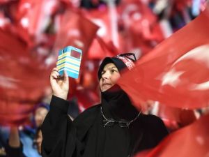 آلاف النساء يتظاهرن في اسطنبول تايييدا لتعزيز صلاحيات أردوغان