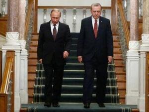 الرئيس التركي رجب طيب إردوغان (إلى اليمين) والرئيس الروسي فلاديمير بوتين قبل مؤتمر صحفي مشترك في اسطنبول يوم 10 أكتوبر تشرين الأول 2016
