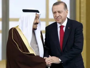 العاهل السعودي الملك سلمان (يسار) مصافحا االرئيس التركي رجب طيب اردوغان