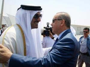 ارشيف/ امير قطر الشيخ تميم بن حمد اثناء استقباله اردوغان في الدوحة
