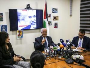 امين سر اللجنة التنفيذية لمنظمة التحرير الفلسطينية صائب عريقات يتحدث الى الصحافيين خلال مؤتمر صحافي في رام الله
