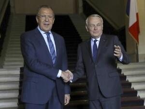 وزير خارجية فرنسا جان مارك إيرو (يمين) ونظيره الروسي سيرغي لافروف