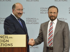 أنور عشقي خلال لقاء سابق مع المدير العام للخارجية الإسرائيلية دوري غولد 
