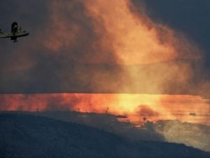 طائرة للقوات الجوية الكرواتية تلقي حمولتها من الماء فوق قرية غورنيي سيتنو

