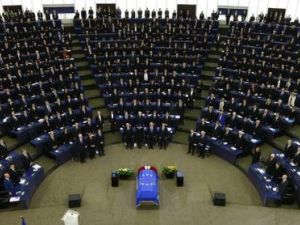 زعماء دول ومسؤولون خلال مراسم تأبين للمستشار الألماني الأسبق هلموت كول في البرلمان الأوروبي بستراسبورج يوم السبت
