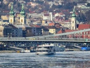 الجليد يعلو نهر الدانوب في بودابست

