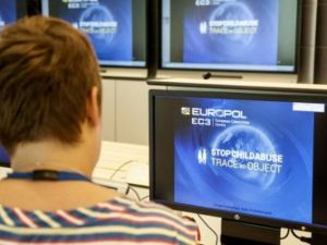 عنصر من شرطة "يوروبول" في مكتب الوكالة في لاهاي
