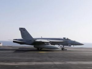 مقاتلة من طراز إف-إيه 18 إي/إف سوبر هورنت قبل اقلاعها من على حاملة الطائرات الأمريكية ثيودور روزفلت في الخليج
