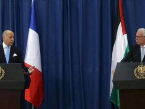 وزير الخارجية الفرنسي لوران فابيوس (على اليسار في الصورة) يتحدث في مؤتمر صحفي مشترك مع نظيره الفلسطيني رياض الماكي في رام الله بالضفة الغربية
