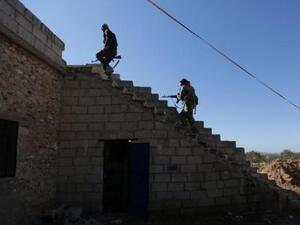 مقاتلان من المعارضة قرب مدينة الباب السورية
