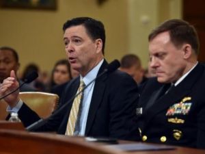 مدير مكتب التحقيقات الفدرالي (اف بي آي) جيمس كومي (يسار) والى جانبه مدير وكالة الامن القومي الاميرال مايك روجرز خلال جلسة استماع في مجلس النواب

