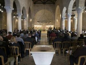 قداس في كنيسة الطابغة المعروفة بكنيسة "الخبز والسمك"

