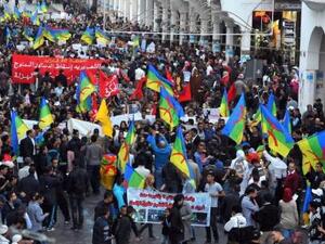 محتجون في المغرب في مظاهرة ضد الحكومة المغربية بعد مقتل بائع السمك محسن فكري يوم السادس من نوفمبر تشرين الثاني 2016

